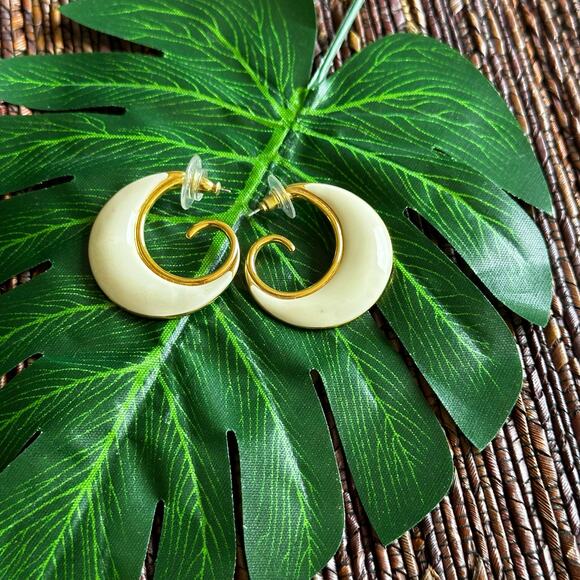 BOGO FREE MONET ENAMEL EARRINGS SWIRLS CREAM - Picture 1 of 6